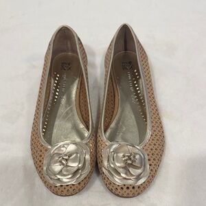 Elegant Tan Flats with Floral Accent Anne Klein iflex